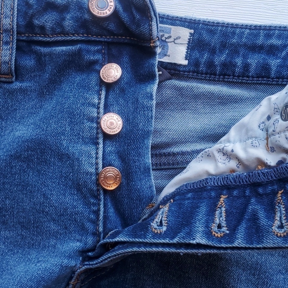 We the Free Free People Medium Blue Wash CRVY Vintage High Rise Jean Shorts 25 - Picture 3 of 7
